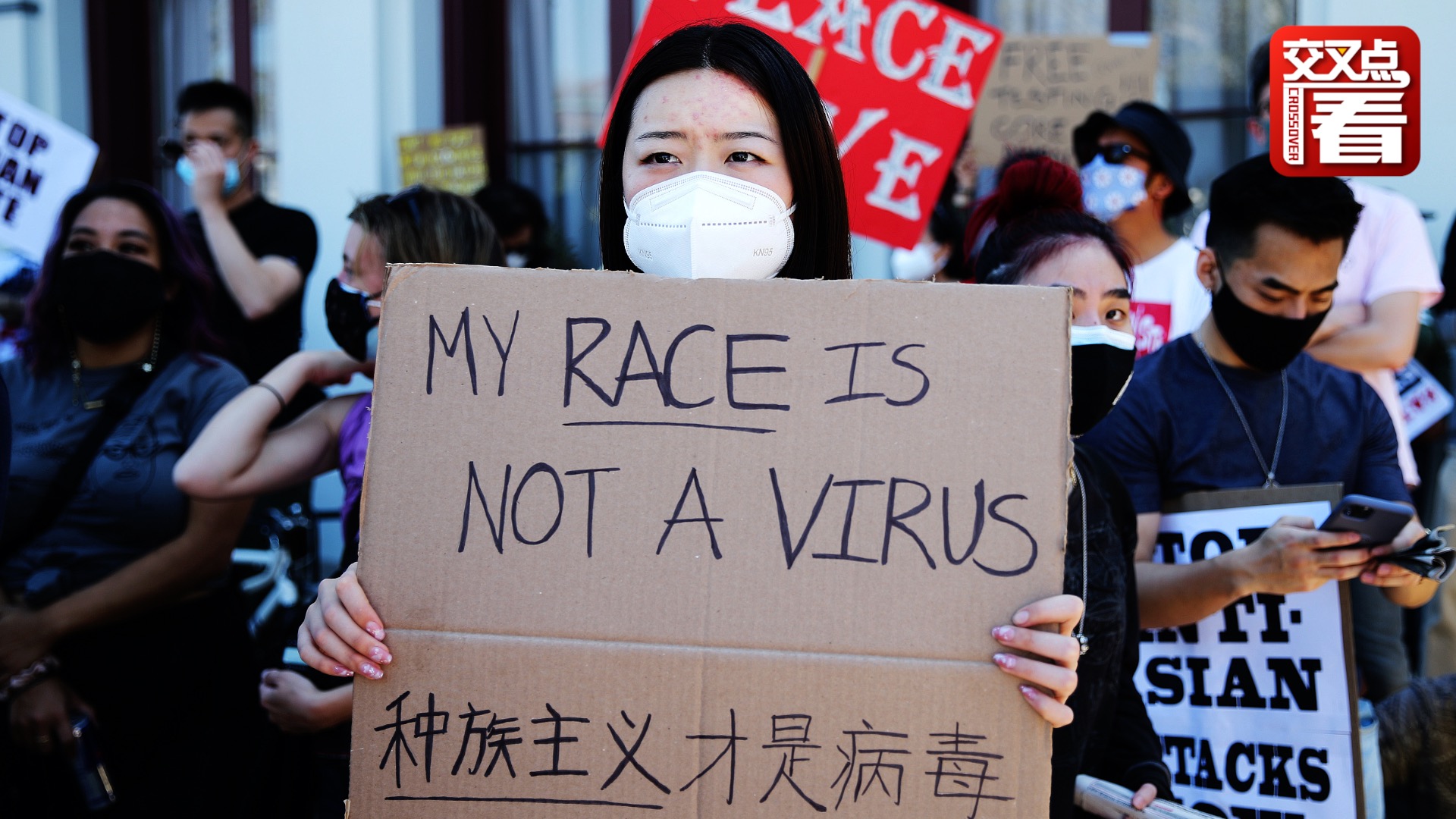 美国歧视亚裔案件激增!这一年他们经历了什么?