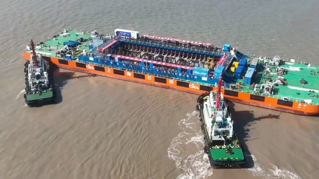 奋力轮解缆 两艘拖轮顶推 长江口二号启动迁移12