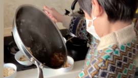 全家都阳了 8岁独臂男孩化身小厨神贴心照顾